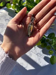 Colgante de labradorita al atardecer, collar artesanal envuelto en alambre, regalo de estilo bohemio para ella - Product Image 4