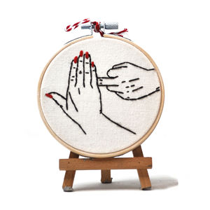 งานปักมือ "Bold Wink" บนห่วงไม้ไผ่ขนาด 10 ซม. – ของตกแต่งรูปมือชูนิ้วกลางสไตล์มินิมอลสุดเท่ – ของขวัญสร้างสรรค์ที่มีเอกลักษณ์ - Product Image 1