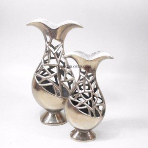 Conjunto de diseño de lujo único hecho de metal de alta calidad estándar de 2 floreros centro de mesa y suministro de decoración de la India - Product Image 1