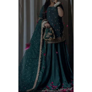 Robe de soirée vert festif en satin, faite main, coupe Empire, ligne A, style robe de bal, avec perles brillantes, fleurs et plumes, longueur ras du sol - Product Image 4