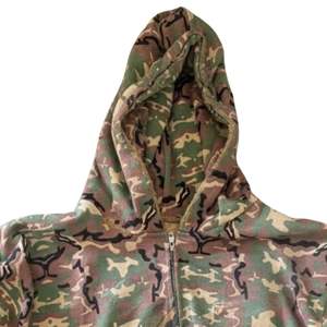 Sweat à capuche zippé camouflage pour homme, style streetwear usé, en polaire, motif camouflage intégral, vêtement d'extérieur décontracté - Product Image 4