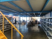 Système de plancher en mezzanine industriel robuste avec revêtement en poudre, plateforme en acier durable, étagères de stockage pour entrepôt, gain de place