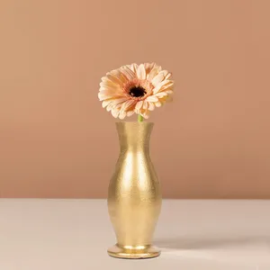 Vase en métal artisanal avec une géométrie unique pour les espaces contemporains, pièce maîtresse décorative artistique pour les maisons, vase à fleurs - Product Image 1