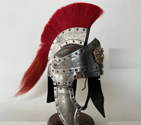 Casque d'armure métallique de luxe au design tendance, forgé pour les reconstitutions historiques, avec une construction robuste et un look de guerrier authentique