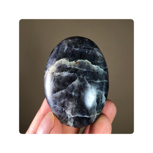 Venta al por mayor piedras de Palma de iolita natural piedras de cristal curativas para la intuición y la visión espiritual piedra de Palma de iolita a granel - Product Image 1