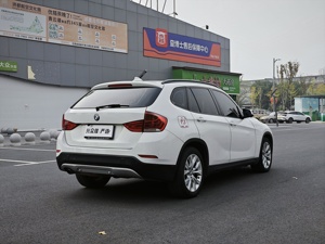 รถบีเอ็มดับเบิลยู X1 SDrive Leading Edition ปี 2013 สภาพดีมาก พวงมาลัยซ้าย SUV 5 ที่นั่ง พร้อมหลังคาซันรูฟแบบพาโนรามา เบาะหนังสีเข้ม - Product Image 4