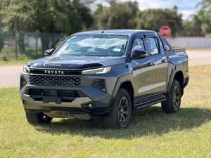 Toyota Hilux Travo Overland Plus Diesel Automatique 2026 d'occasion, conduite à gauche, sièges en cuir, jantes alliage R18, barres de toit, pick-up - Product Image 3