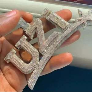 จี้เพชรโมอิสแท้สำหรับงานปาร์ตี้และจี้ทองขาว14K เคลือบ3.50Ct ทรงกลมออกแบบได้ตามตัวอักษรตามต้องการ - Product Image 3