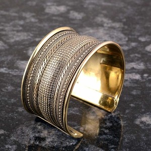 Bracelet de manchette en laiton pur fabriqué à la main de l'Inde Artisan conçu accessoire de mode à rayures concaves large Style concave - Product Image 5