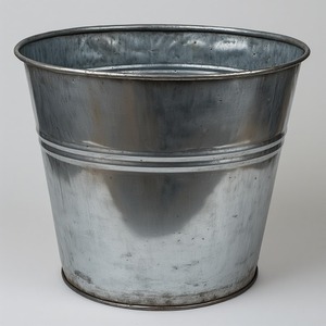 Bougeoir de Noël en cuivre rustique conçu avec des détails antiques parfait pour la décoration de vacances classique et les intérieurs de maison - Product Image 6