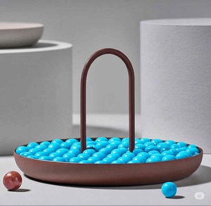 Bandeja DE SERVICIO DE METAL decorativa diseñada para agregar un toque lujoso a su presentación de postres, desde chocolates hasta dulces. - Product Image 4