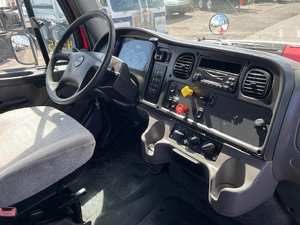 Camión de Plataforma Plana de 20 pies con Eje Tándem 114SD de 2014, Motor de 410 HP, Caja de Cambios Automática Allison RDS de 6 Velocidades, Duradero y de Alto Rendimiento - Product Image 2