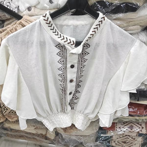 Top décontracté en pur coton brodé à manches bouffantes pour femme - Product Image 1