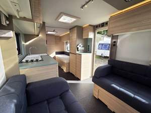 Caravane de luxe tout-terrain 4x4 pour famille, modèle 2022, avec coque en acier inoxydable, pour voyages en plein air, dotée d'une douche et d'une toilette - Product Image 2