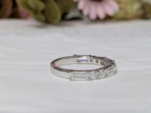 Anillo de Boda Cristiano Apilable de Moissanita con Corte Baguette Redondo de 1.30 Ct, Media Eternidad, para Mujer, Oro Blanco de 14K - Product Image 2