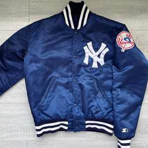 Fabricant de vestes en satin pour hommes sur mesure OEM, ODM, sublimation, broderie, veste de baseball varsity, bomber, marque privée, vente en gros - Product Image 2