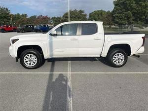 2024 Toyota Tacoma SR5เกียร์ธรรมดาด้านซ้ายอัตโนมัติหนังสีเข้ม R17ตัวเลือกใช้แก๊สอลูมิเนียมอัลลอยด์ - Product Image 3