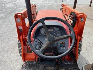 Tractor 2013 para M6060HD de 20 HP 4WD con Motor y Bomba - Duradero, Eficiente, Listo para Cualquier Terreno - Product Image 5