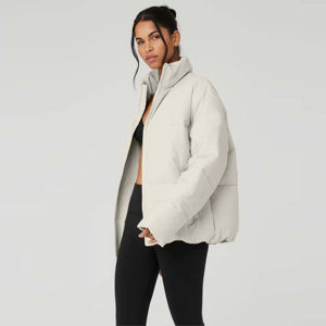 Chaqueta acolchada transpirable para mujer personalizada, chaqueta de invierno acolchada de alta calidad con aislamiento para clima frío - Product Image 4