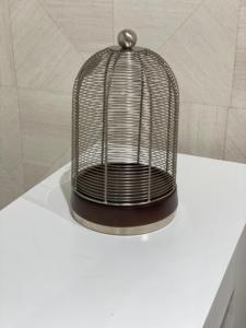 ขาตั้งโลหะทรงรีสีเงินเคลือบเงาพร้อมฐานไม้สำหรับอาหารและเค้ก - Product Image 2