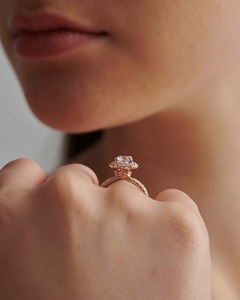 Bague solitaire ronde exclusive avec halo en diamant à tige fendue inversée Moissanite Bijoux de fiançailles en or 18 carats Fournisseur cultivé en laboratoire - Product Image 6