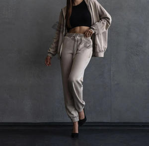 Ensemble de survêtement tendance pour homme avec sweat à capuche et pantalon cargo conçu pour le confort, le style et les activités quotidiennes offrant une sensation de douceur en coton - Product Image 4