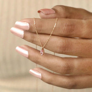 Pendentif solitaire en diamant de laboratoire de forme marquise rose vif fantaisie de 1 carat, clarté VS, or jaune 14 carats plaqué rhodium, certifié IGI - Product Image 3