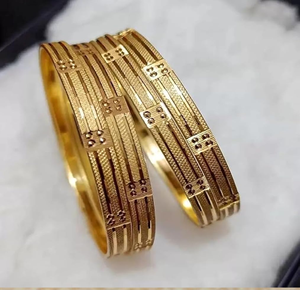 Pulseras de latón en pareja, tono dorado, rayas texturizadas, patrón geométrico, minimalistas, para uso diario, disponibles a precios de mayoreo. - Product Image 1