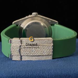 Reloj Hip Hop de goma verde para hombre con diamantes VVs de corte redondo medio tachonado y ventana de esfera de cristal con pantalla analógica de moissanita - Product Image 6