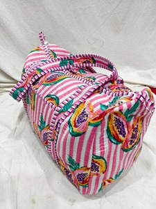Bolsa de Viaje Deportiva de Lujo Hecha a Mano con Estampado Floral Acolchado, Gran Capacidad, Algodón Resistente - Product Image 2