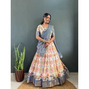 Lancement de la nouvelle collection moderne de lehenga choli de fête avec dupatta en tissu doux en coton et soie Dola, bordure en dentelle fantaisie réversible - Product Image 1