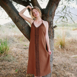 Vestido Midi Bohemio Marrón Hecho a Mano con Cuello Halter, Panel Central Bordado con Diseño Tribal Intrincado, Forro de Algodón para Verano - Product Image 1