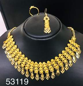 Conjunto de Collar con Colgante Floral Chapado en Oro con Aretes de Botón |   Proveedor Mayorista de Joyería de Imitación India Modelo 23195 - Product Image 6