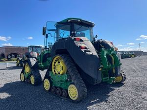 Tractor Agrícola 2023 8RX 410 de 210HP con Orugas Verdes, Chasis Grande y Tracción en las 4 Ruedas - Product Image 3