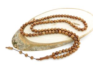 Tasbih de madera de estilo clásico que ofrece un agarre cómodo y cuentas equilibradas para sesiones de oración prolongadas. - Product Image 2