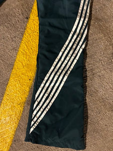 Pantalon cargo tactique Y2K personnalisé pour hommes, logo imprimé en silicone personnalisé, pantalon cargo en nylon, pantalon de survêtement à pattes évasées, pantalon de survêtement à rayures latérales pour hommes - Product Image 3