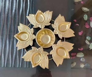Diwali y regalo de negocios hecho a mano oro antiguo Metal Diya luz con cuenco Floral personalizado lado de dos pavo real para estilo de negocios - Product Image 5