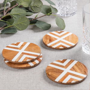 Juego de cuatro posavasos redondos de madera con un diseño a rayas y en tonos dorados, perfectos para colocar bebidas con estilo, a precio mayorista. - Product Image 2