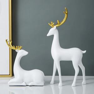 Élégante sculpture de famille de rennes blancs avec détails dorés, parfaite pour la décoration du salon ou le style des vacances - Product Image 3