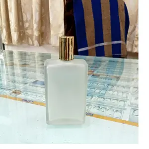 定制的空磨砂玻璃香水瓶可提供30毫升以上的尺寸，非常适合香水制造商转售