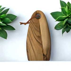 Tabla de cortar de madera atemporal Tabla de queso con cuchillo de acero inoxidable para un servicio elegante y una presentación culinaria orgullosa - Product Image 1