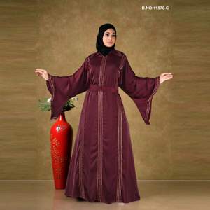 Abaya Clásica Modesta Hasta el Suelo con Paneles Decorativos Lineales |   Tela Nida Suave, Cuello en V, Mangas Largas y Diseño Vintage - Product Image 3