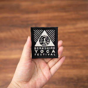 Patch brodé personnalisé de haute qualité, motif cœur et fleur sur toile, à coudre, élégant pour vêtements, sacs à dos, chapeaux – Personnalisez votre logo - Product Image 2