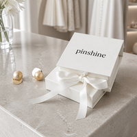 Boîte cadeau élégante en carton rigide texturé blanc avec logo personnalisé, nœud en ruban et tiroir coulissant pour boucles d'oreilles en perles, vente en gros