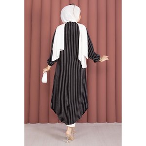 Camisa Túnica Modest con Botones y Rayas en Negro - Product Image 4