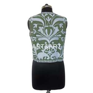 Chaqueta de Invierno de Algodón con Bordado Suzani Hecha a Mano, Chaqueta Corta Suzani para Mujer, Talla Única, Chaqueta Corta Acolchada - Product Image 6