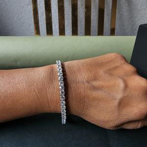 Bracelet Tennis en or blanc massif 18 carats avec diamants taille ronde pour toutes les occasions - Product Image 4