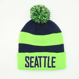 Bonnet et gants en tricot d'hiver orange avec broderie personnalisée de logo, motifs jacquard camouflage, argyle, personnages de dessins animés et lettres - Product Image 1