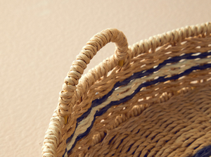 Notre plateau de nourriture en jonc de mer tissé à la main avec des accents naturels et indigo fabriqué au Vietnam avec SISU - Product Image 3