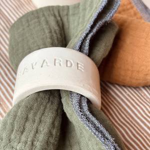 Anillos de Servilleta Modernos y Ecológicos en Resina, Metal, Madera y Vidrio para Decoración de Mesa - Product Image 5